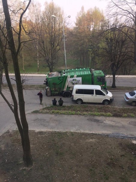 У Львові сміттєвоз провалився під асфальт (фото)