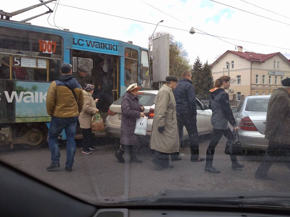 На улице Сахарова трамвай попал в ДТП