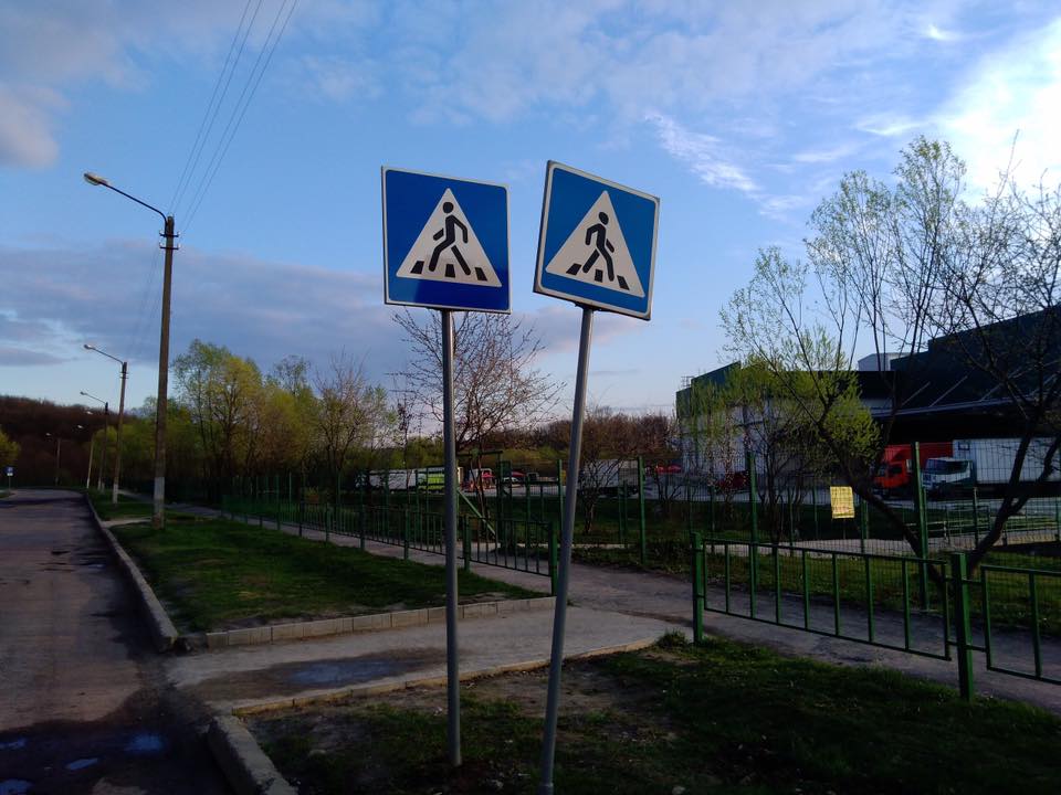 Львів’яни дивуються з пішохідних знаків (фото)