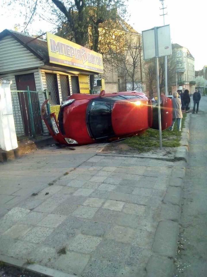 На улице Жовковской перевернулось авто