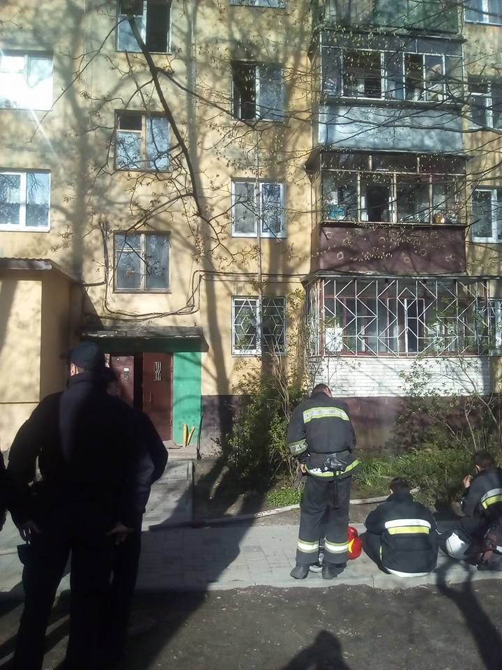 На вулиці Виговського горить багатоповерхівка (фото)