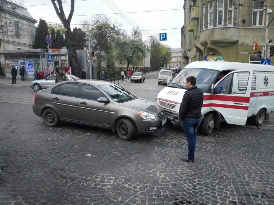 Около Винникивского рынка скорая попала в аварию