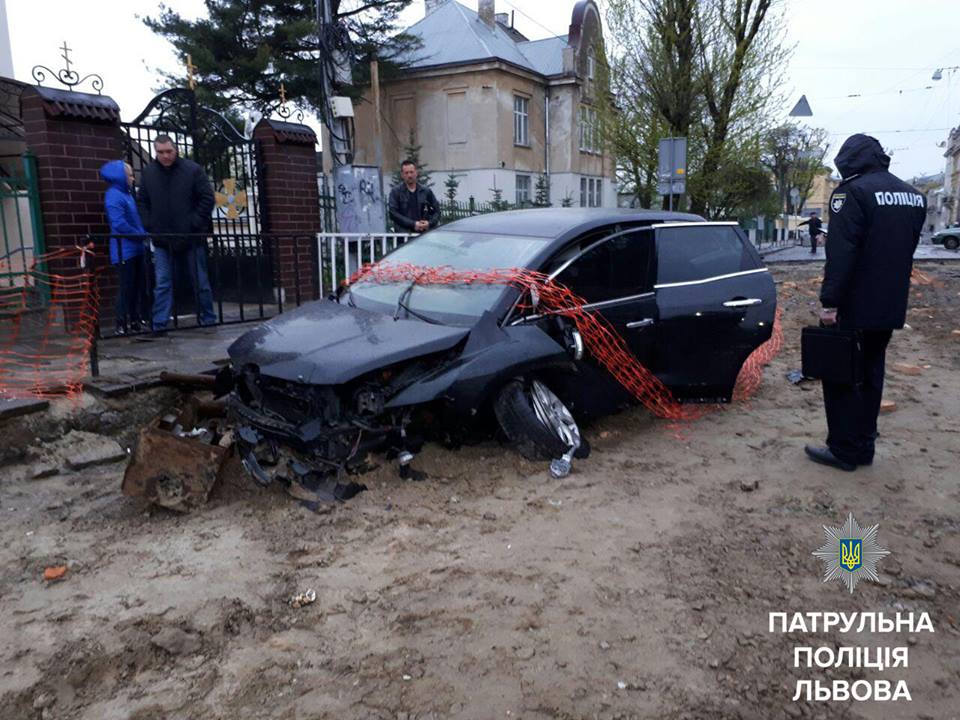П'яний працівник автосервісу вщент розбив авто клієнта (фото)
