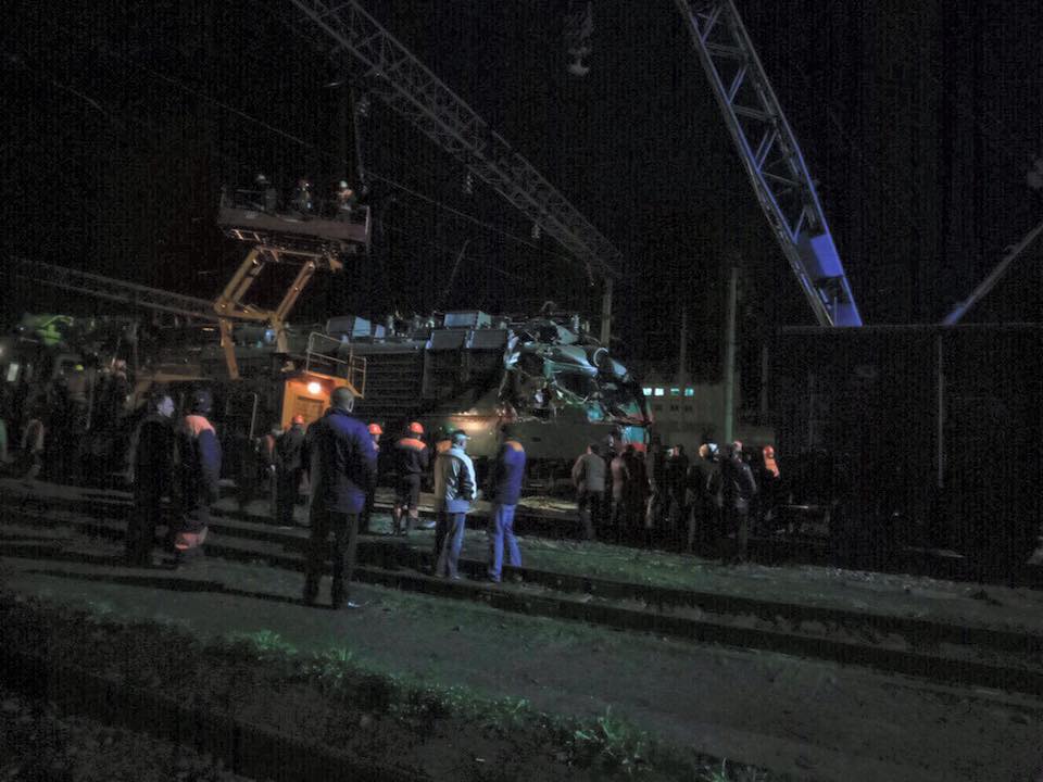 На станции Львов устраняют последствия столкновения поездов (фото)