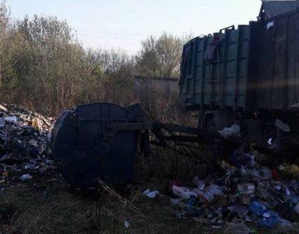 На вулиці Шевченка вантажівка скинула сміття (фото)