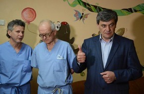 Британський нейрохірург оперує львівських дітей