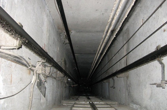 На улице Замарстыновской строитель упал в шахту лифта