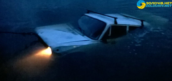 В Золочеве авто оказалось в озере (видео)