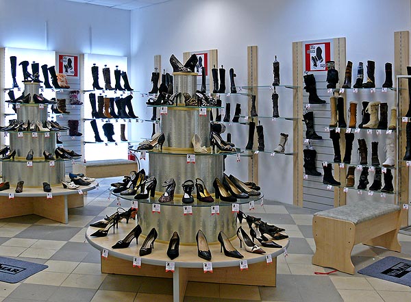 Во Львове девушки украли из магазина девять пар обуви