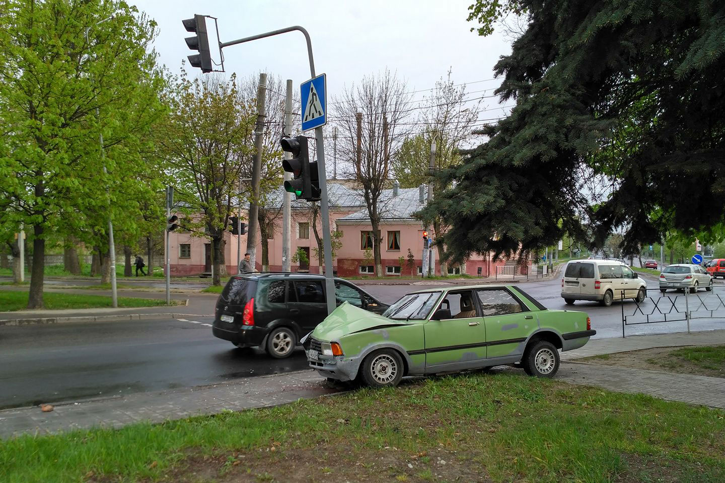 На Левандовке автомобиль врезался в светофор (фото)