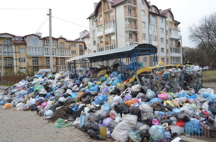 Львів знов завалює сміттям