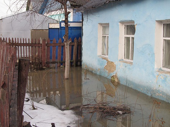 На Яворівщині затопило будинок
