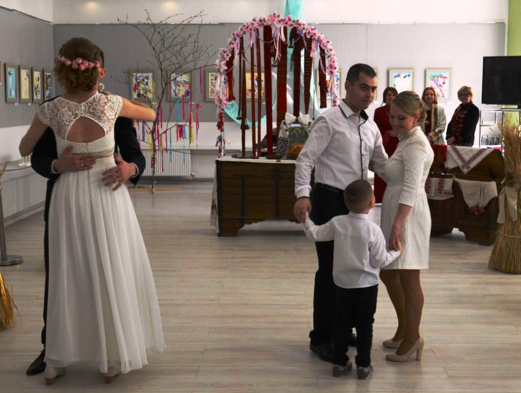 350 пар молодоженов во Львове поженились за 24 часа
