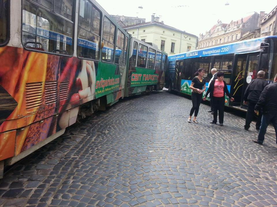 На вулиці Івана Франка обірвалась трамвайна ЛЕП (фото)