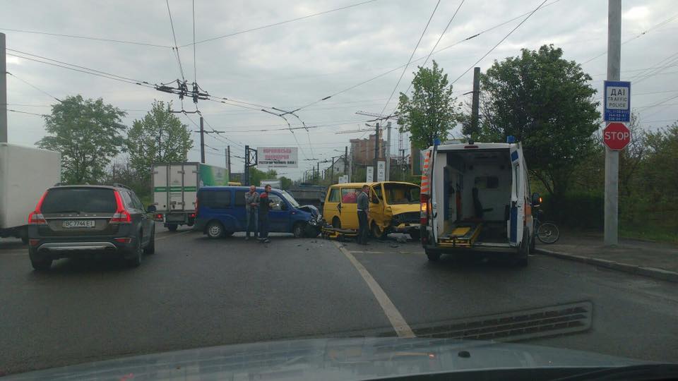 У Львові зіткнулися два мікроавтобуси (фото)