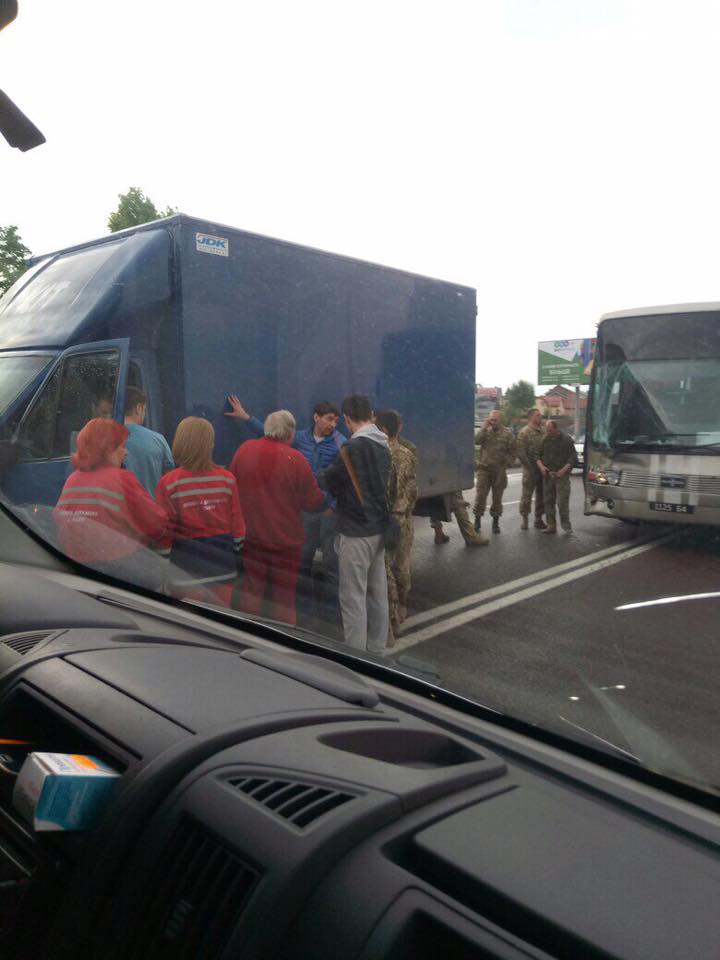 На кольцевой дороге автобус с военными врезался в грузовик (фото)