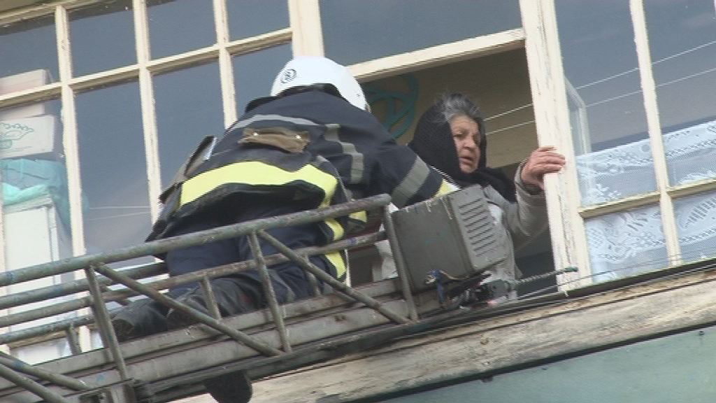 На Львовщине спасатели вынесли с пожара младенца (видео)