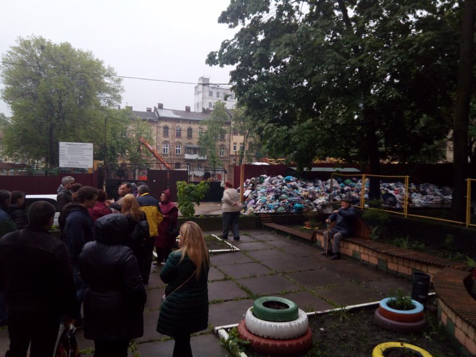 Мешканці вулиці Стрімка через сміття вирішили страйкувати