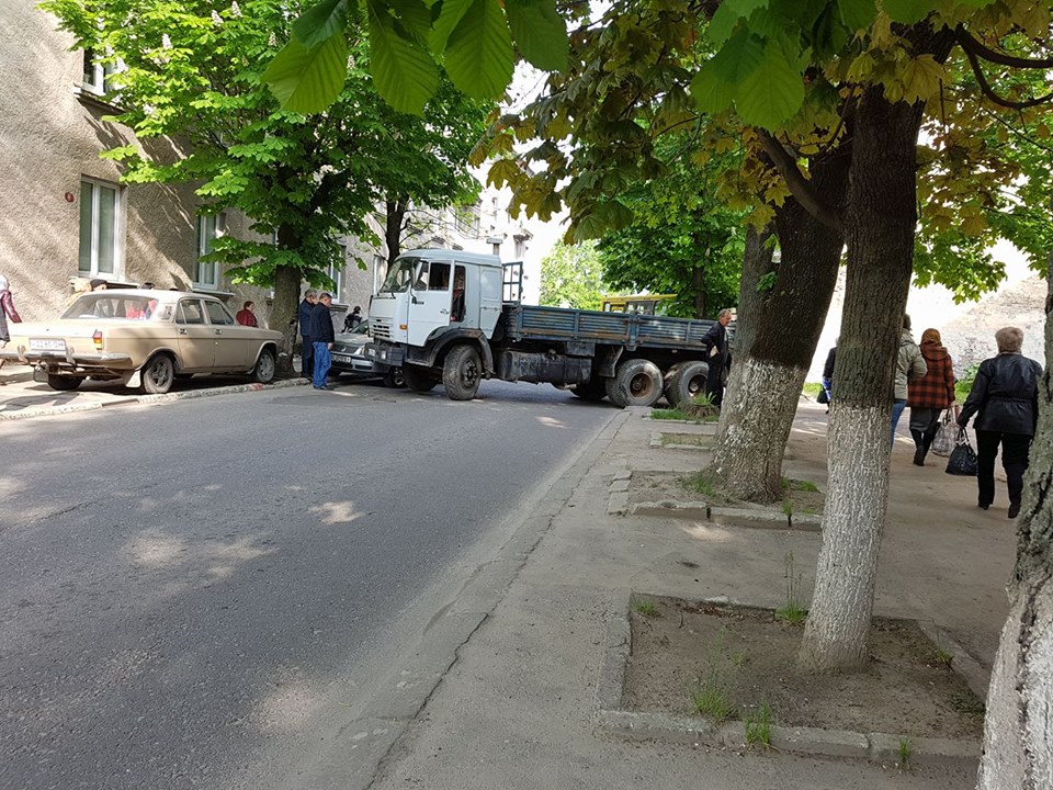 На улице Некрасова грузовик въехал в легковушку (фото)
