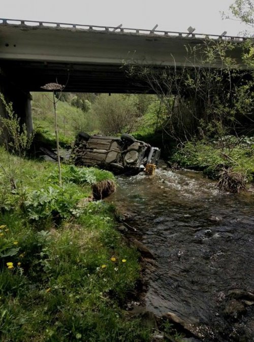 Во Львовской области автомобиль упал в реку (фото)