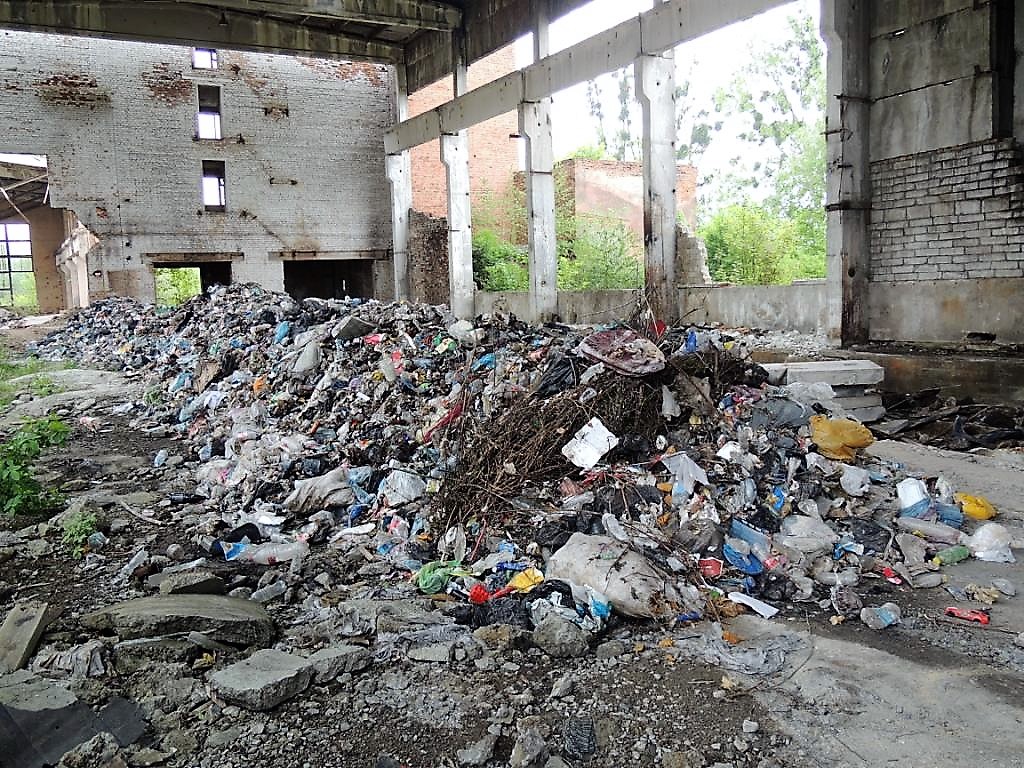 У Стрию львівське сміття вивантажили на території військового заводу