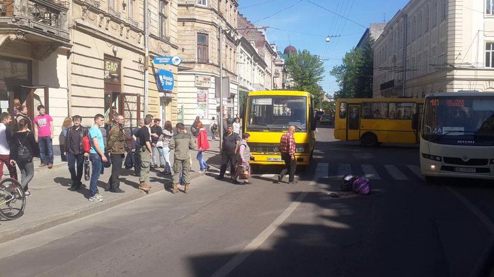 На площі Петрушевича збили пішохода (фото)