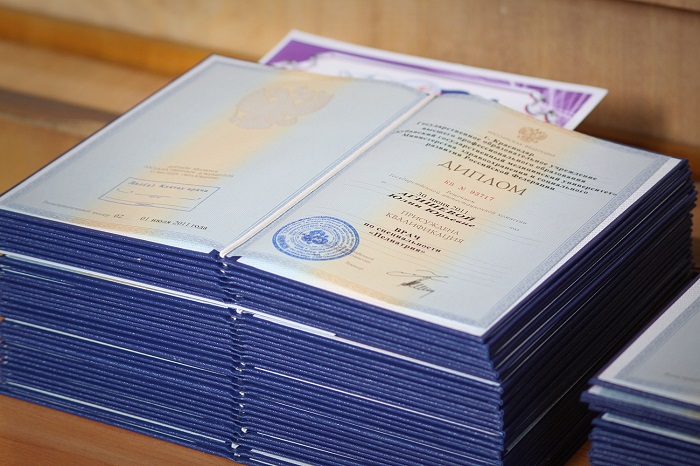 Вузам советуют поторопиться с заказом выпускных дипломов