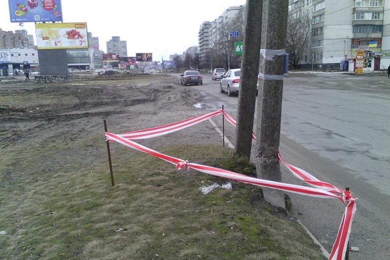 На вулиці Білогорща автівка в’їхала в електроопору