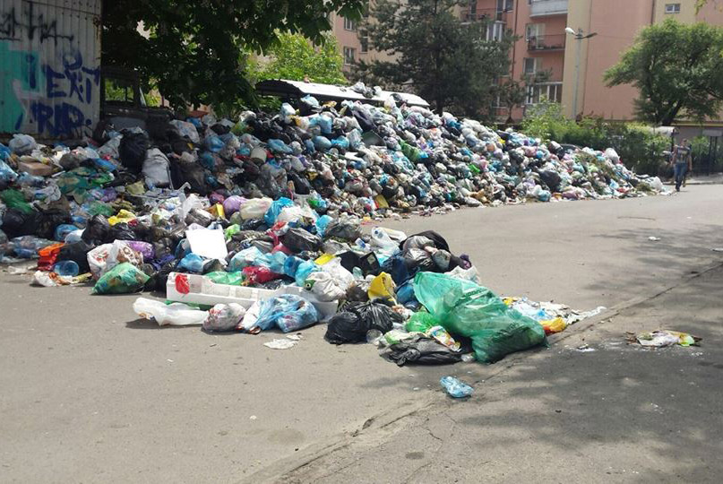 Львовяне перекрыли мусором улицу Сухую (фото)