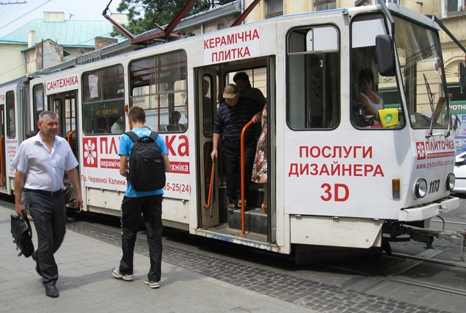 Волонтеры помогают покупать билеты в трамваях