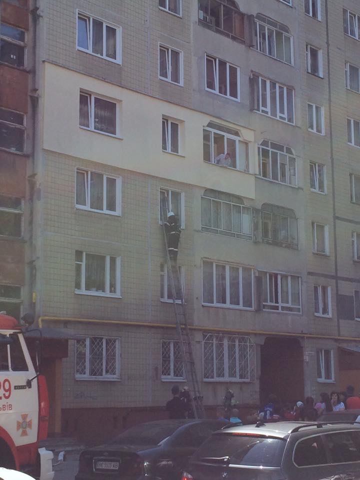 На улице Коломыйской пожар в многоэтажке