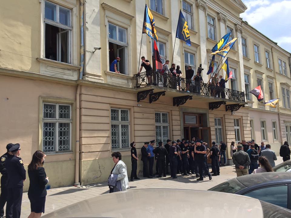 У будівлю облради увірвались протестувальники (оновлено, фото)