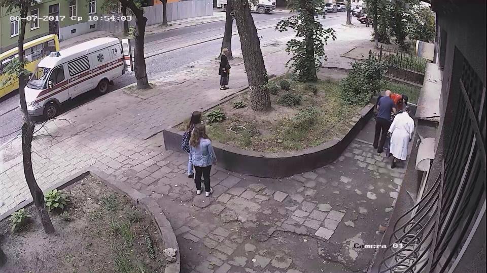 Дві школярки у Львові допомогли бомжу (фото)