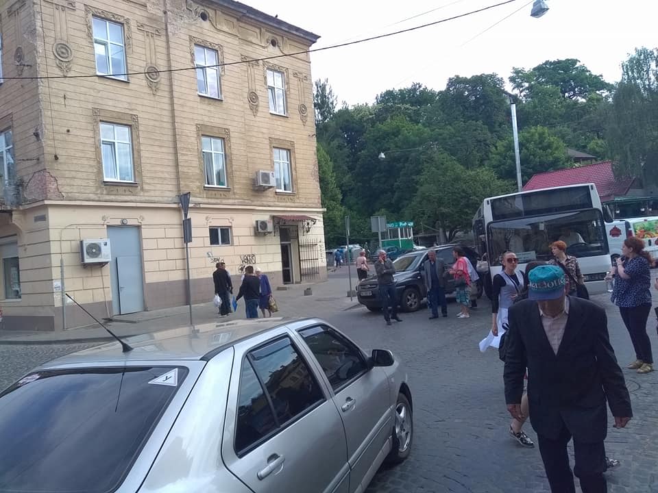 Во Львове маршрутка столкнулась с автомобилем (фото)