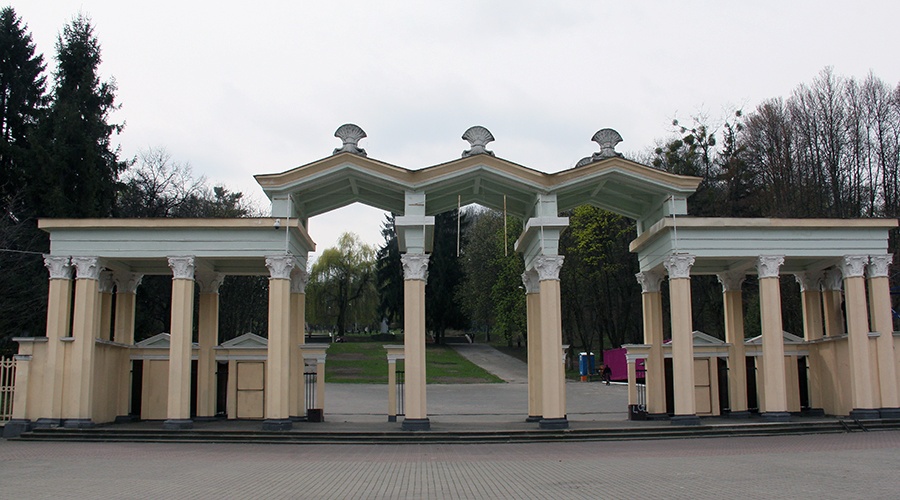 У Львівському парку ремонтують головну алею