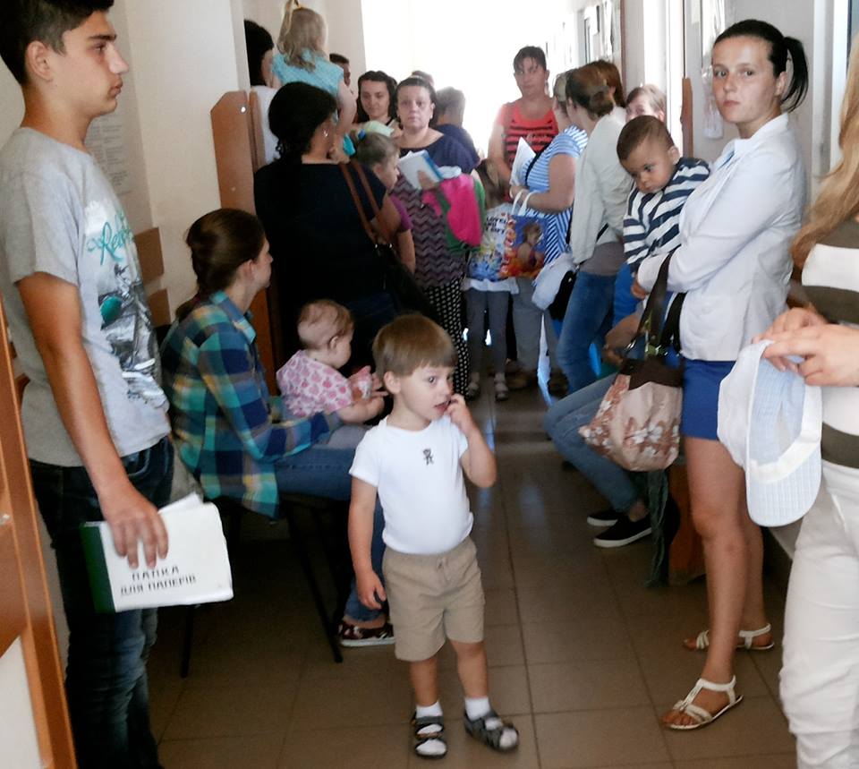 Львів'яни обурені чергами на медогляд у дитячих поліклініках
