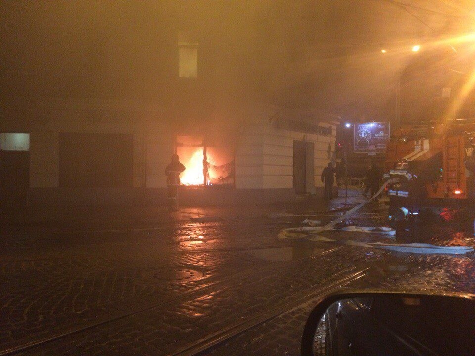 У Львові підпалили російські банки (відео)