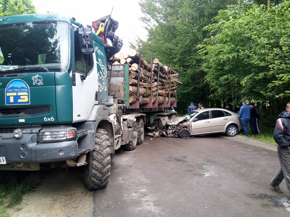 На Львівщині Chevrolet в'їхав у лісовоз (фото)