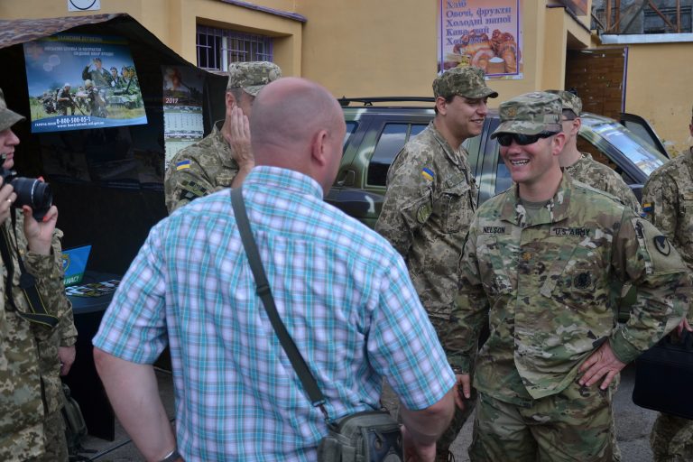 Американские военные во Львове агитировали за службу по контракту (видео)