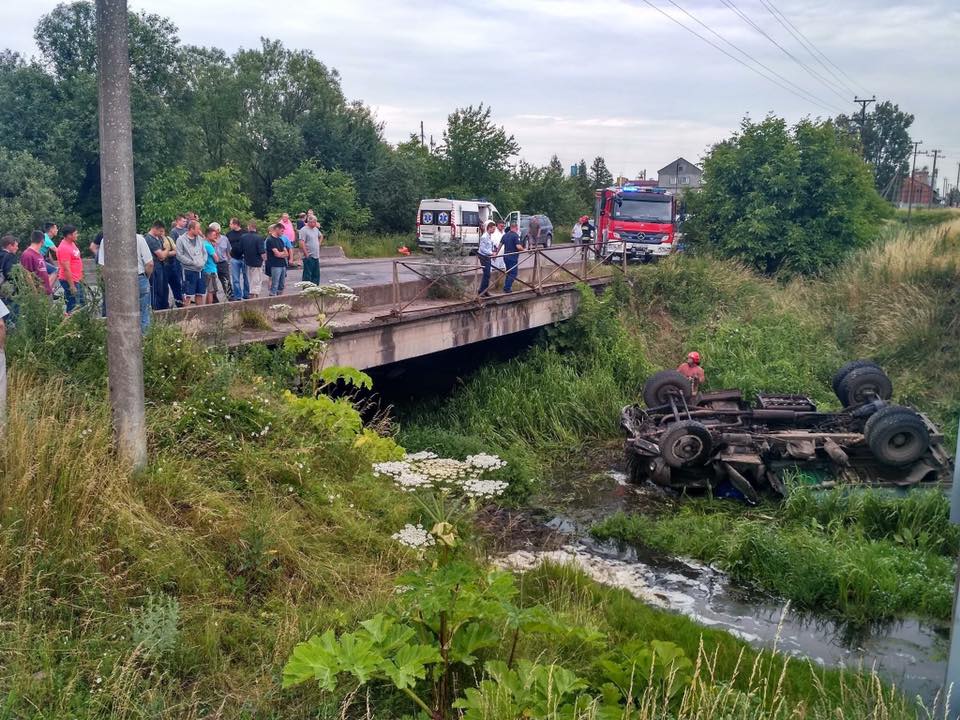 В Сокальском районе грузовик слетел с моста, есть жертвы