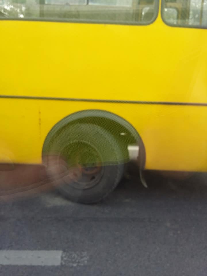Во Львове в маршрутки на ходу отвалилось колесо (фото)