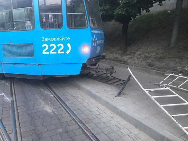 На улице Стуса трамвай сошел с рельсов (фото)