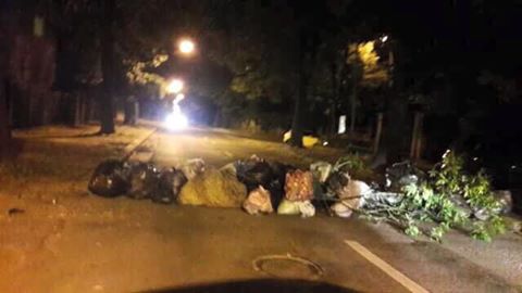 На вулиці Рудницького сміттям перекрита дорога (фото)