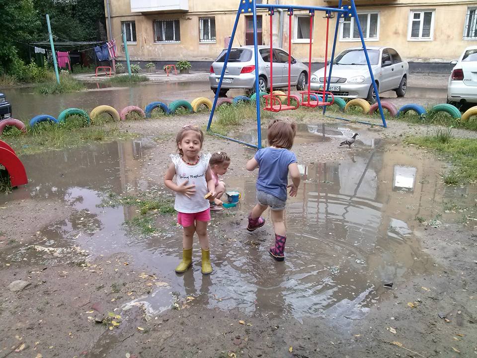 У львівському подвір'ї утворилося озеро