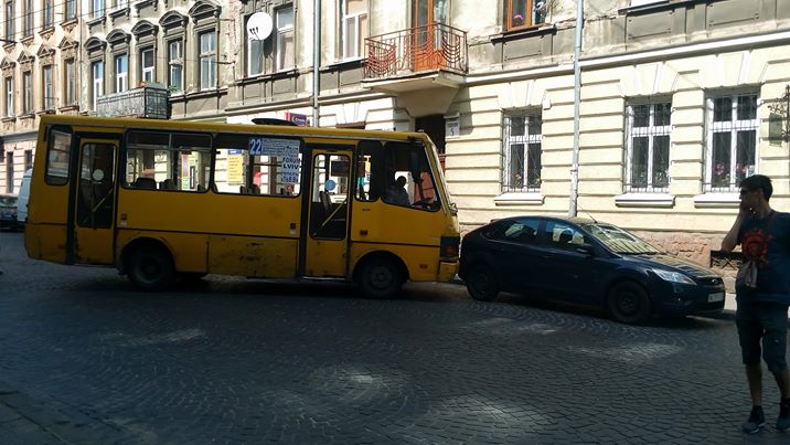 На вулиці Тобілевича маршрутка потрапила у аварію