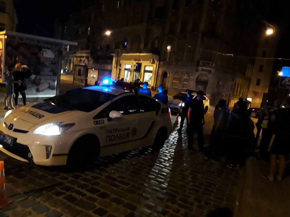 У Львові поліцейські на машині збили дівчину