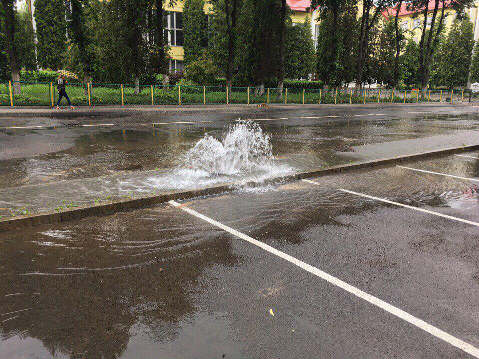 На Замарстинові на вулиці почали бити фонтани