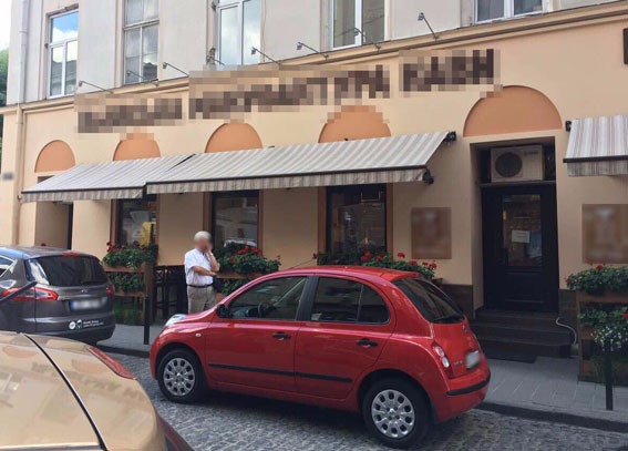 Во Львове предприниматель обманывал туристов в центре города 