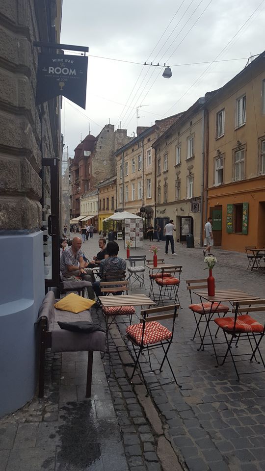 В центре Львова коммунальщики демонтировали летнее кафе (фото)