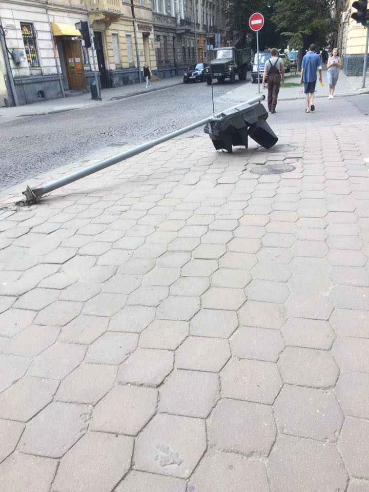 У Личаківському районі впав світлофор (фото)